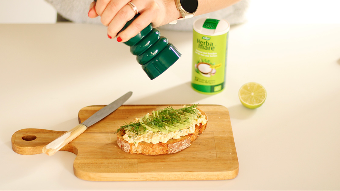 Zuurdesemtoast met eiersalade en avocado