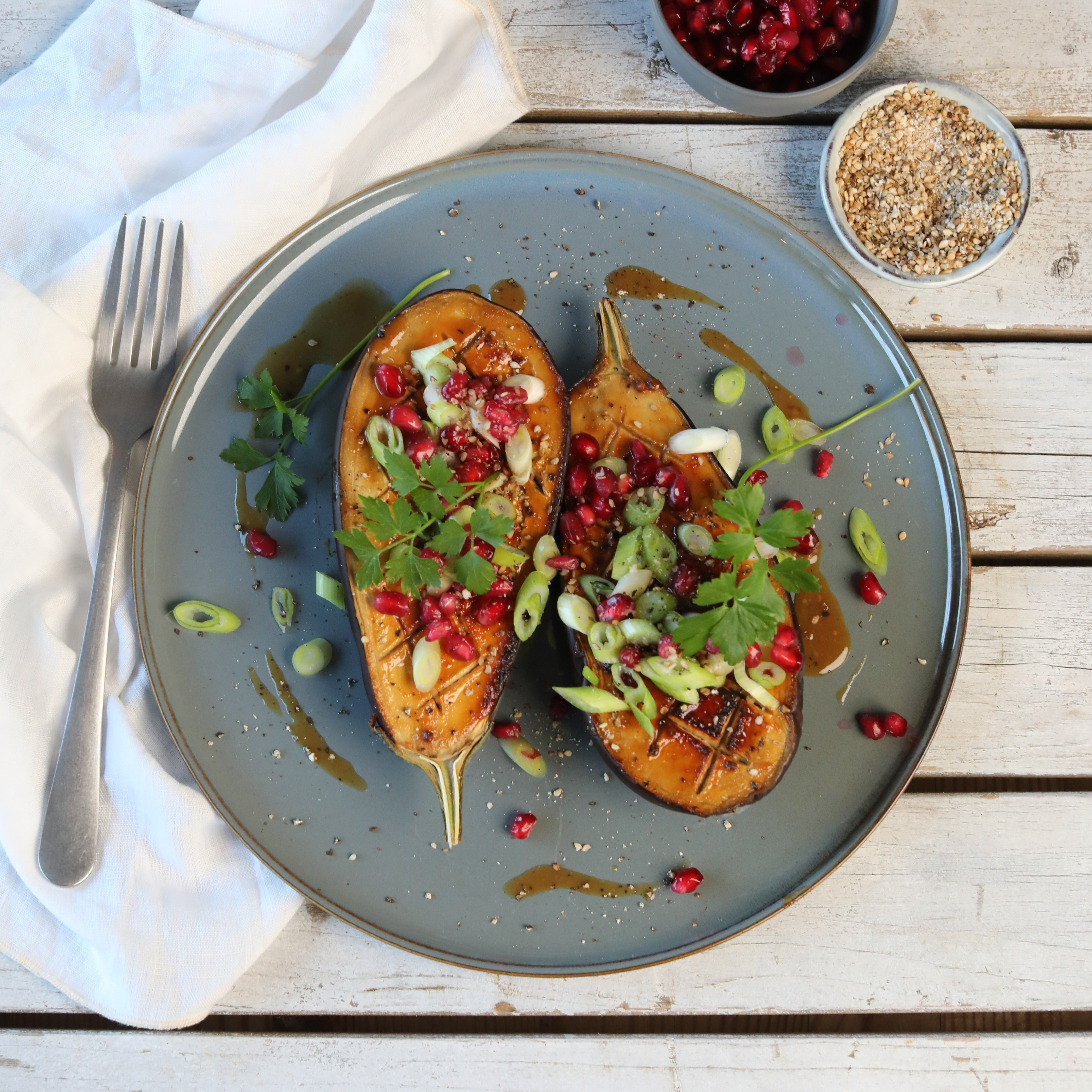 Gelakte aubergine uit de oven met sojasaus, rijst en granaatappel
